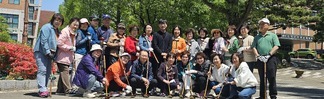 학교 정문에서 단체 사진^^