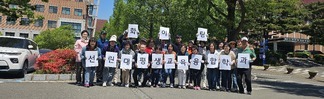멋진 우리학교 정문에서 학과장님과 한 컷^^