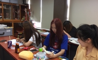 여름방학 중 해부학 공부에 열중하고 있는 1학년 학생들